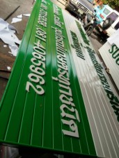 ตัวอักษรพลาสวูดทำสีตินบนอะลูมิเนียมตัวC.2