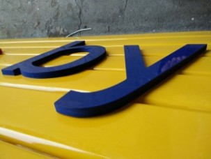 ตัวอักษรพลาสวูดทำสีตินบนอะลูมิเนียมตัวC.5