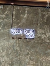 ตัวอักษรโลหะทำสี ยึดติดบนพื้นปูนเปลือย ไฟออกหลัง2