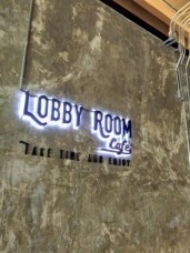 ตัวอักษรโลหะทำสี ยึดติดบนพื้นปูนเปลือย ไฟออกหลัง3