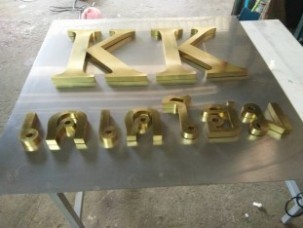 อักษรสแตนเลสทองยกขอบ1