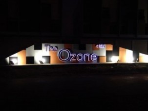 อักษรโลหะยกขอบทำสีติดบนคอมโพสิท ไฟออกหลัง+ติดสปอร์ทไลท์3