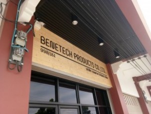 ตัวอักษรพลาสวูดทำสีตินบนพื้นไม้สน