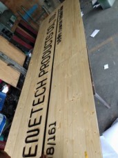 ตัวอักษรพลาสวูดทำสีตินบนพื้นไม้สน3