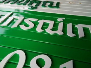 ตัวอักษรพลาสวูดทำสีตินบนอะลูมิเนียมตัวC.1 - Copy
