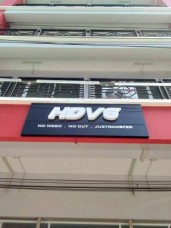 อะคิลิคติดบนแผ่นคอมโพสิทไฟออกหน้า