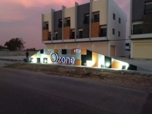 อักษรโลหะยกขอบทำสีติดบนคอมโพสิท ไฟออกหลัง+ติดสปอร์ทไลท์2