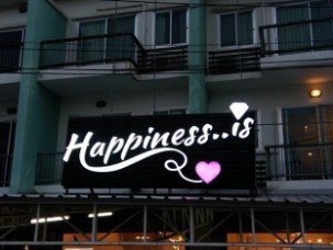 อักษรโลหะยกขอบไฟออกหน้าติดบนแผงตัวซี