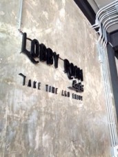 ตัวอักษรโลหะทำสี ยึดติดบนพื้นปูนเปลือย ไฟออกหลัง