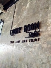 ตัวอักษรโลหะทำสี ยึดติดบนพื้นปูนเปลือย ไฟออกหลัง1